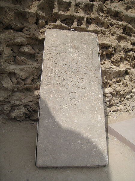 450px-Tomb_stone_in_Portuguese_castle_Qeshm_1390_191